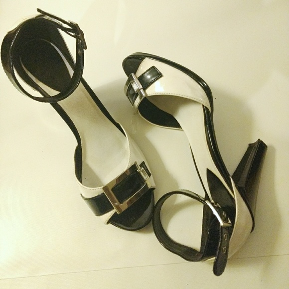 Pierre Dumas  patent leather sandal - Picture 5 of 5